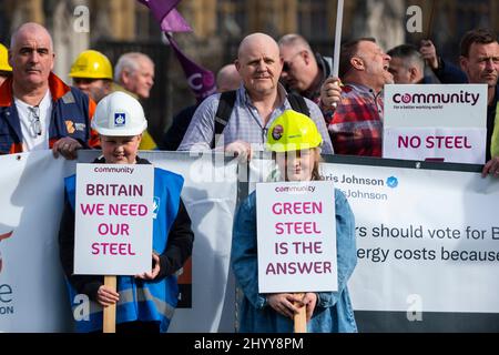 Londra, Regno Unito. 15 marzo 2022. I lavoratori siderurgici di tutto il paese protestano in Piazza del Parlamento chiedendo l'intervento del governo e il sostegno contro l'aumento dei costi energetici e dei costi della decarbonizzazione. Essi chiedono inoltre accordi reciproci con l'UE per consentire la vendita di acciaio britannico negli Stati Uniti. Attualmente, la vendita di acciaio britannico agli Stati Uniti è imbarazzata a seguito della politica amministrativa di Trump. Credit: Stephen Chung / Alamy Live News Foto Stock