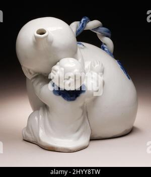 Sake Ewer nella forma di un ragazzo cinese con un Gourd gigante. Giappone, seconda metà del 19th secolo. Ceramica. Hirado Mikawachi ware; porcellana con smalti blu e trasparenti Foto Stock