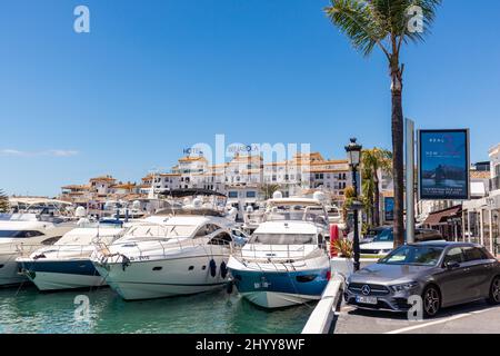 Il Porto di Puerto Jose Banus di lusso si trova nell'area di Nueva Andalucia della citta' di Marbella. Stile di vita di lusso con yacht costosi, zona shopping con esclusi Foto Stock