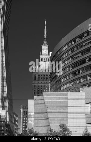 Scala di grigi verticale di edificio alto e rotondo contro il cielo Foto Stock