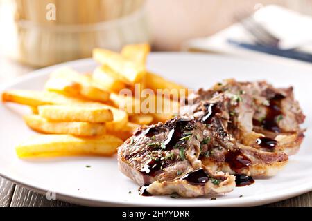 Costolette di agnello alla griglia con patatine fritte. Foto di alta qualità Foto Stock