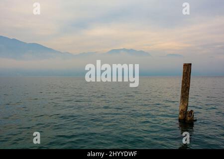 Inverno al Lago di Garda, visto da Castelletto di Brenzone in provincia di Verona, Veneto, nord-est Italia Foto Stock