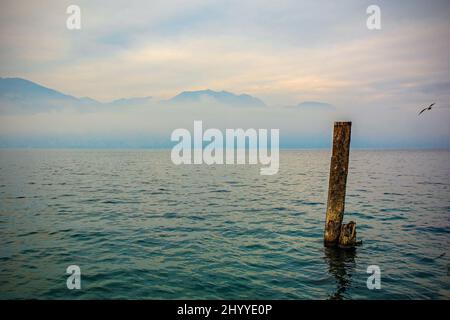 Inverno al Lago di Garda, visto da Castelletto di Brenzone in provincia di Verona, Veneto, nord-est Italia Foto Stock