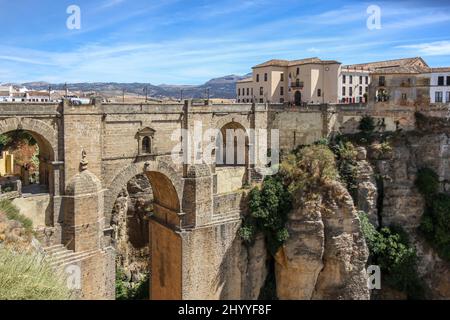 Bella città di Ronda situato in provincia di Malaga. Vista del 'Puente Nuevo' il più nuovo e più grande dei tre ponti Foto Stock