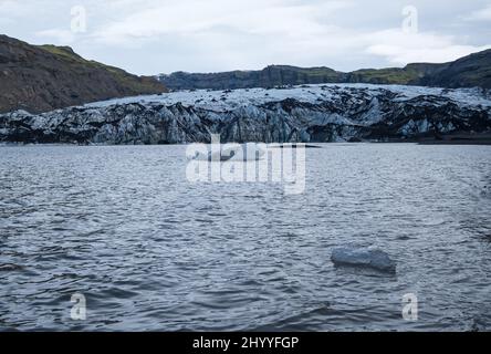 Sólheimajökull pittoresco ghiacciaio nel sud dell'Islanda. La lingua di questo ghiacciaio scivola dal vulcano Katla. Bellissima laguna glaciale con lago b Foto Stock