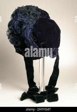 Bonnet donna. Mmes Polhamus e McGrath (Stati Uniti, New York, New York City, attivo 19th secolo). Stati Uniti, 1840s. Costumi; Accessori. Velluto di seta, piume di struzzo Foto Stock