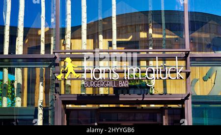 L'esterno di un ristorante "Hans im Glück" Burger a Kö-Bogen II nel centro di Düsseldorf, in Germania. Foto Stock