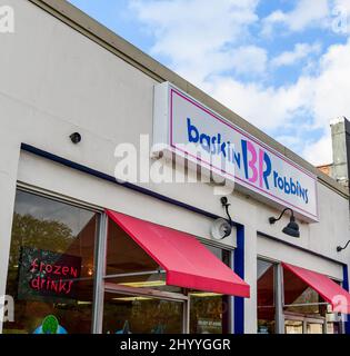 NEW ORLEANS, LA, USA - 7 MARZO 2022: Cartello di fronte al Baskin-Robbins Store nel centro commerciale Strip Foto Stock