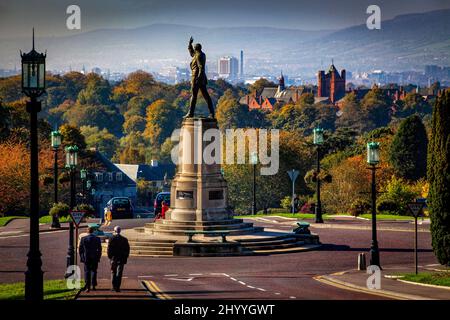 La statua di Lord Carson a Stormont Parliament Grounds, Belfast, Irlanda del Nord Foto Stock