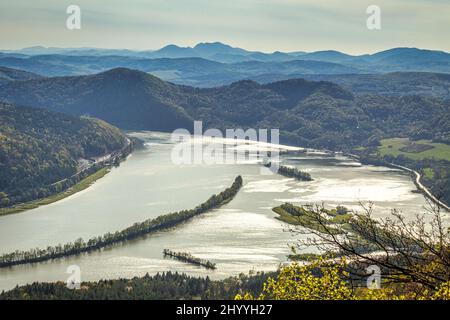 Vista della diga di Nosice sul fiume Vah dalla collina di Klapy vicino alla città di Povazska Bystrica nella Slovacchia nord-occidentale, Europa.