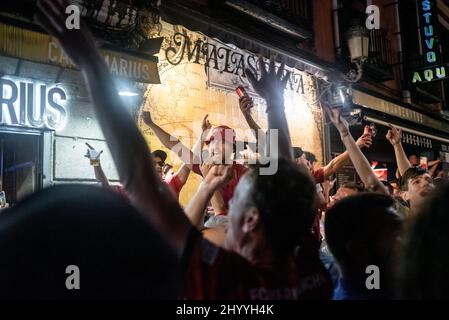 Madrid, Spagna, 1st Jun 2019. I tifosi di Liverpool festeggiano per le strade di Madrid durante la finale della UEFA Champions League 2019 tra Liverpool A. Foto Stock
