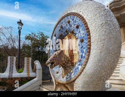 PARK GUELL BARCELLONA CATALOGNA SPAGNA I COLORATI DRAGHI DI GAUDI TESTA FONTANA Foto Stock