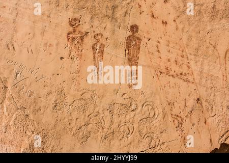 Pittogrammi d'arte rupestre dipinti nella Great Gallery, un antico pannello d'arte rupestre nel Canyonlands National Park, Utah. La Great Gallery è un pannello di arte rupestre Foto Stock