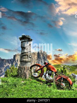 Moto rosso d'epoca su un paesaggio estivo in alpin. Foto Stock