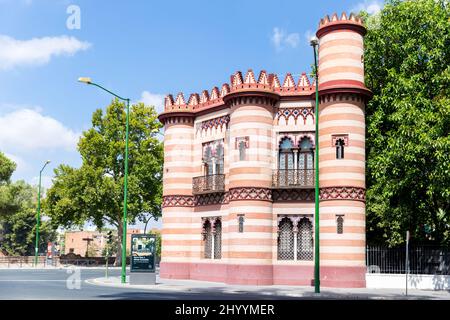 Il Costurero de la Reina - 'la scatola da cucire della Regina', costruito alla fine del 19 secolo nei giardini del Palazzo di San Telmo, ora Maria Luisa Pa Foto Stock