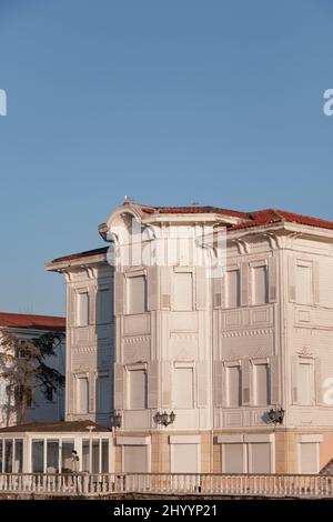 Facciata vista uno dei tradizionali ottomani palazzo in legno nel quartiere di Besiktas Istanbul, noto come Yali palazzi ( Yalı ) hanno vista sul mare Bosforo. Foto Stock