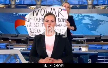 MARINA OCSYANNIKOVA, redattore del programma televisivo canale uno russo, protesta la guerra in Ucraina durante un programma di notizie la sera del 14 marzo 2022. Vreads 'No war. Fermare la guerra, non credere alla propaganda. Ti stanno qui, russi contro la guerra» Foto Stock