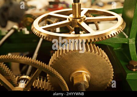 L'idea degli orologi di un buon tempo. Vista dall'alto degli ingranaggi dentati di un orologio a torre. Foto Stock