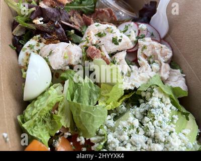 USA. 13th Jan 2022. Insalata di cobb da asporto in un contenitore da asporto, Lafayette, California, 13 gennaio 2022. (Foto di Gado/Sipa USA) Credit: Sipa USA/Alamy Live News Foto Stock