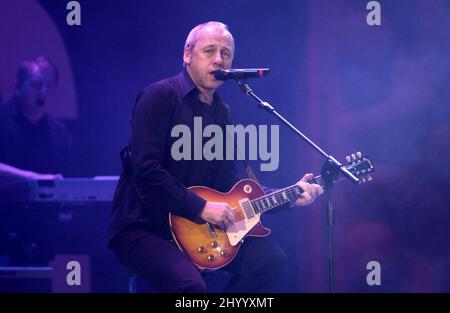 Milano Italia 2002-12-02: Esibizione dal vivo di Mark Knopfler durante la cerimonia di premiazione dei Premi musicali Italiani 2002 al Forum Assago Foto Stock