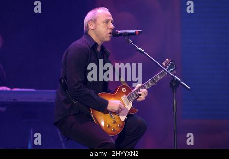 Milano Italia 2002-12-02: Esibizione dal vivo di Mark Knopfler durante la cerimonia di premiazione dei Premi musicali Italiani 2002 al Forum Assago Foto Stock