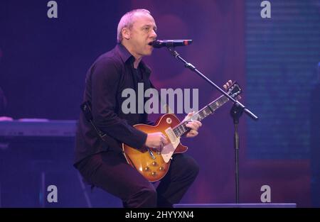 Milano Italia 2002-12-02: Esibizione dal vivo di Mark Knopfler durante la cerimonia di premiazione dei Premi musicali Italiani 2002 al Forum Assago Foto Stock