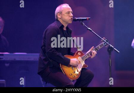 Milano Italia 2002-12-02: Esibizione dal vivo di Mark Knopfler durante la cerimonia di premiazione dei Premi musicali Italiani 2002 al Forum Assago Foto Stock