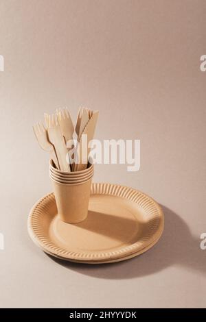 Stoviglie monouso in materiali naturali, forchetta in legno, coltello. Piastra biodegradabile, posate componibili Foto Stock