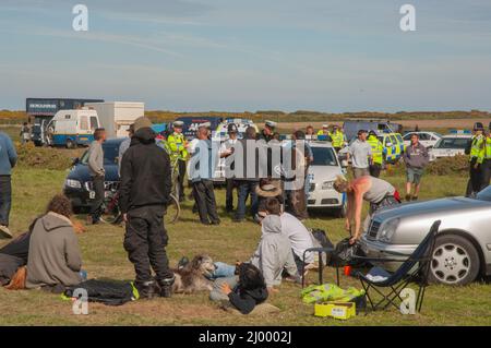 Polizia di fronte a ravers, rave illegale, Dale Airfield, maggio 2010, Pembrokeshire, Galles, Regno Unito, Europa Foto Stock
