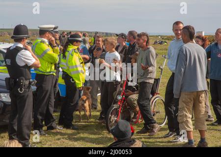 Polizia che affronta i ravers, Rave illegale, Dale Airfield, maggio 2010, Pembrokeshire, Galles, Regno Unito, Europa Foto Stock