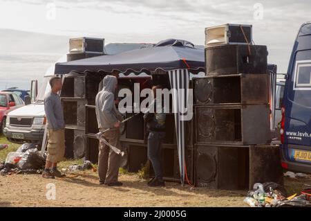 Ravers, illegal Rave, Dale Airfield, maggio 2010, Pembrokeshire, Galles, Regno Unito, Europa Foto Stock