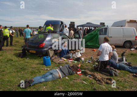 Polizia di fronte a ravers, rave illegale, Dale Airfield, maggio 2010, Pembrokeshire, Galles, Regno Unito, Europa Foto Stock