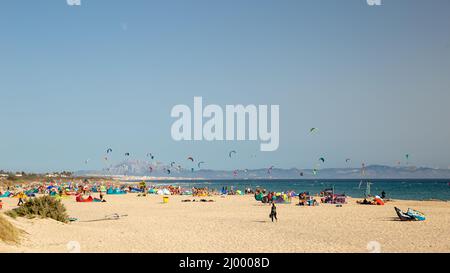 Bellissimo panorama di centinaia di persone che praticano il kitesurf presso la famosa spiaggia Punta Paloma , a Tarifa - Costa de la Luz - Spagna. Foto Stock