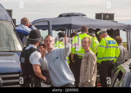 Polizia che affronta i ravers, Rave illegale, Dale Airfield, maggio 2010, Pembrokeshire, Galles, Regno Unito, Europa Foto Stock