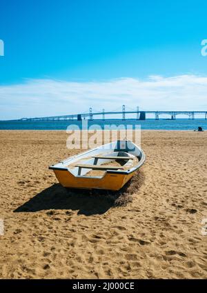 Spiaggia al Sandy Point state Park ad Annapolis, USA, con il Chesapeake Bay Bridge sullo sfondo Foto Stock