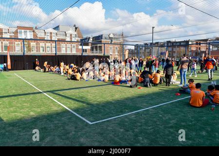 L'AIA, PAESI BASSI - MARZO 15: Visione generale della corte di Johan Cruijff durante l'inaugurazione murale degli atleti olimpici e paraolimpici al Schilderswijk il 15 marzo 2022 a l'Aia, Paesi Bassi (Foto di Kees Kuijt/BSR Ageny) NOCNSF Foto Stock