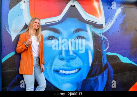 L'AIA, PAESI BASSI - MARZO 15: Atleta paralimpico Lisa Bunschoten dei Paesi Bassi durante la presentazione murale degli atleti olimpici e paralimpici al Schilderswijk il 15 Marzo 2022 a l'Aia, Paesi Bassi (Foto di Kees Kuijt/BSR Ageny) NOCNSF Foto Stock