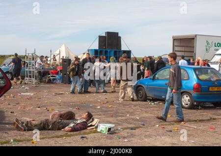 Rave, sound stage e ballerini illegali, Dale Airfield, maggio 2010, Pembrokeshire, Galles, Regno Unito, Europa Foto Stock