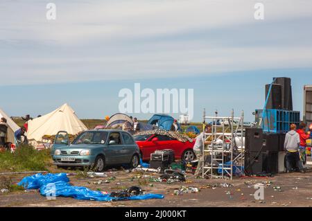 Rave, sound stage e ballerini illegali, Dale Airfield, maggio 2010, Pembrokeshire, Galles, Regno Unito, Europa Foto Stock