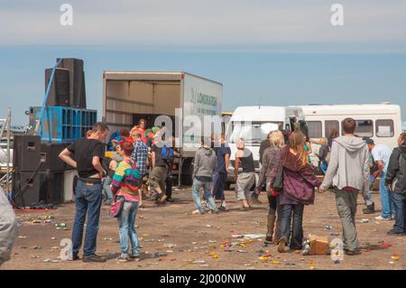 Rave, sound stage e ballerini illegali, Dale Airfield, maggio 2010, Pembrokeshire, Galles, Regno Unito, Europa Foto Stock