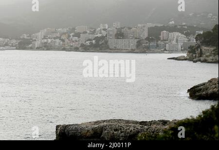 Palma di Maiorca, Spagna. Marzo 15, 2022. La tempesta celia trasporta una nube di polvere dal Sahara all'intero paese di esso. Immagini della città di Palma di Maiorca ricoperte di polvere sospesa. Joan Llado / Alamy Live news Foto Stock