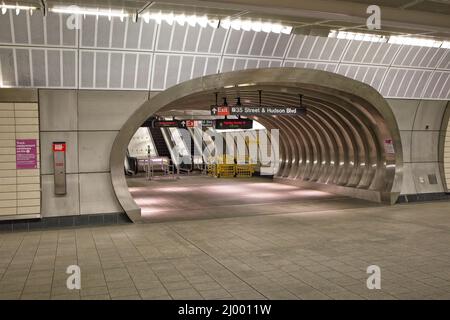 New York, NY, USA - 15 marzo 2022: Uscita dalla stazione della metropolitana Hudson Yards al numero 35th di Street Foto Stock
