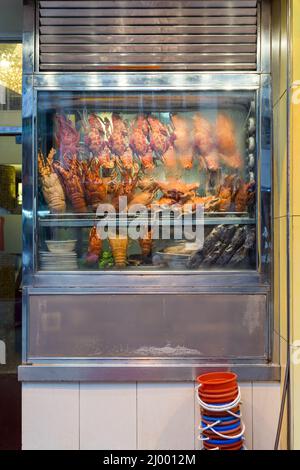 Aragoste cotte vendute in una stalla a Hong Kong, Cina. Foto Stock