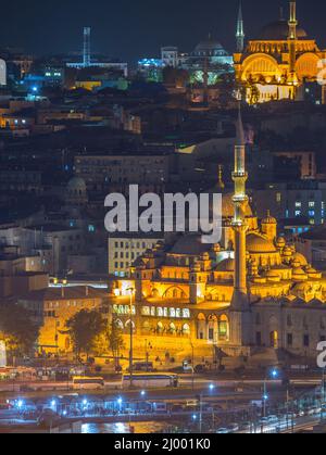 Yeni Cami, Nuova Moschea. Istanbul notte vista aerea. Foto Stock