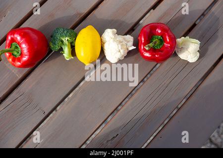 Vegetali su uno sfondo di legno Foto Stock