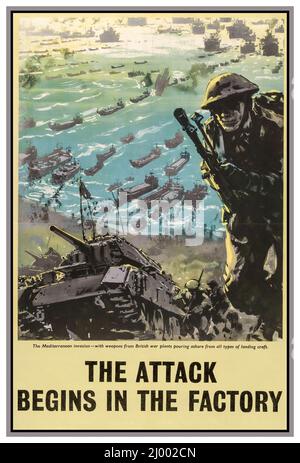 WW2 British 1943 Propaganda Poster 'L'ATTACCO INIZIA NELLA FABBRICA' invasione alleata d'Italia, 'l'invasione mediterranea con armi da piante da guerra britanniche, Gettando la terra da tutti i tipi di imbarcazioni da atterraggio' da una serie di poster britannici che raffigurano varie scene di guerra in Europa seconda guerra mondiale Foto Stock