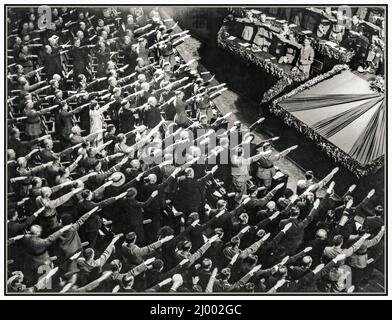 WINTERHILSWERK Germania nazista HEIL HITLER SALUTA LA FOLLA 1935 nel teatro dell'opera di Kroll a Berlino, l'inizio dei lavori per gli aiuti invernali è stato aperto con festa da Fuhrer Adolf Hitler, che oggi portano il saluto di Heil Hitler nazista e cantano l'inno nazionale. In questo edificio, Hitler ha annunciato lo scoppio della seconda guerra mondiale nel 1939. Foto Stock