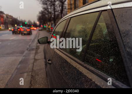 La polvere di sabbia del Sahara su un'automobile in Europa Foto Stock