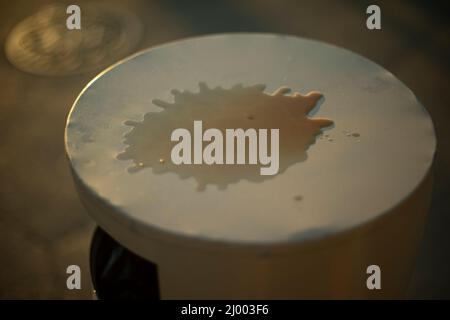 Cippino di caffè. Bevanda versata. Acqua sulla superficie. Blob di liquido. Diffusione del punto. Foto Stock
