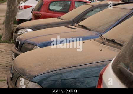 Auto coperte di polvere d'arancia dal Sahara a Madrid, Spagna, il 12 marzo 2022. Foto Stock